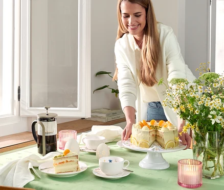 Žena servíruje koláč vedľa kanvice french press 800 ml, 6 šálok, farba šampanského.