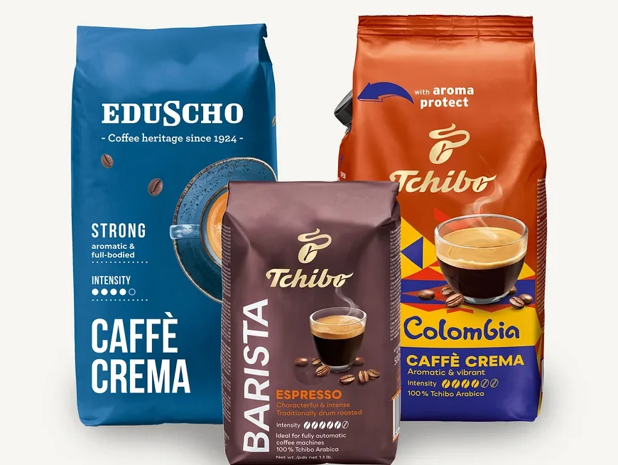 Tři balení kávy na bílém pozadí. Viditelné Eduscho Caffè Crema, Tchibo Barista Espresso a Tchibo Caffè Crema Colombia.