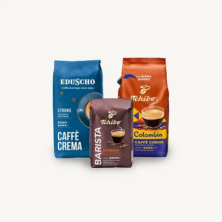 Tri balenia kávy na bielom pozadí. Viditeľné Eduscho Caffè Crema, Tchibo Barista Espresso a Tchibo Caffè Crema Colombia.