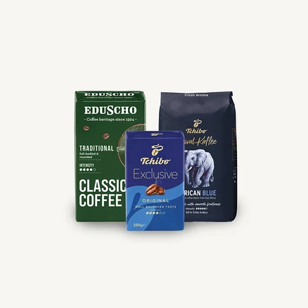 Tri balenia kávy stoja na bielom pozadí, vrátane Eduscho Classic Coffee, Tchibo Exclusive a African Blue.