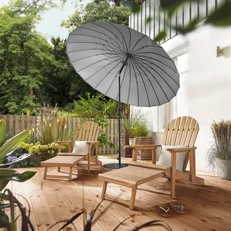 Na terase stoja dve prírodné Adirondack relaxačné kreslá s vyťahovacou opierkou nôh, lemované 2 Pflanzsäulen »Tinus« a 5 LED solárnymi bodcami. Svetlosivý slnečník Leco Shanghai poskytuje tieň.
