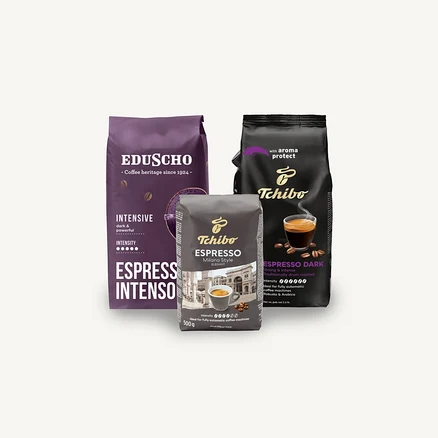 Tri balenia kávy na bielom pozadí. Viditeľné sú Eduscho Espresso Intenso, Tchibo Espresso Milano Style a Espresso Dark.