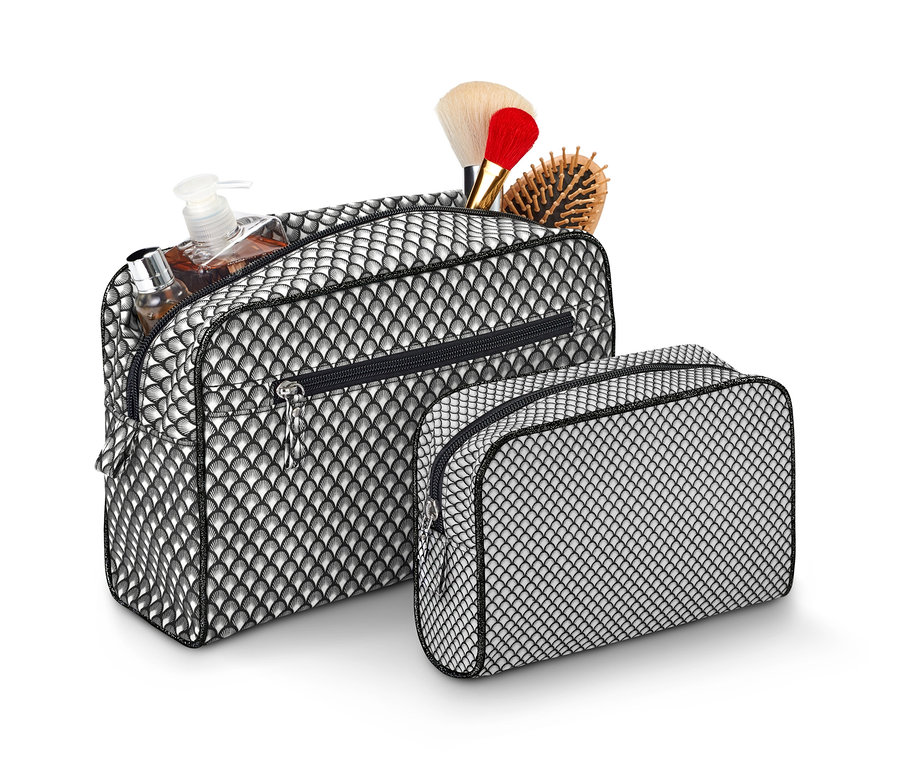 Súprava kozmetických tašiek s čierno-bielym vzorom a zipsom.