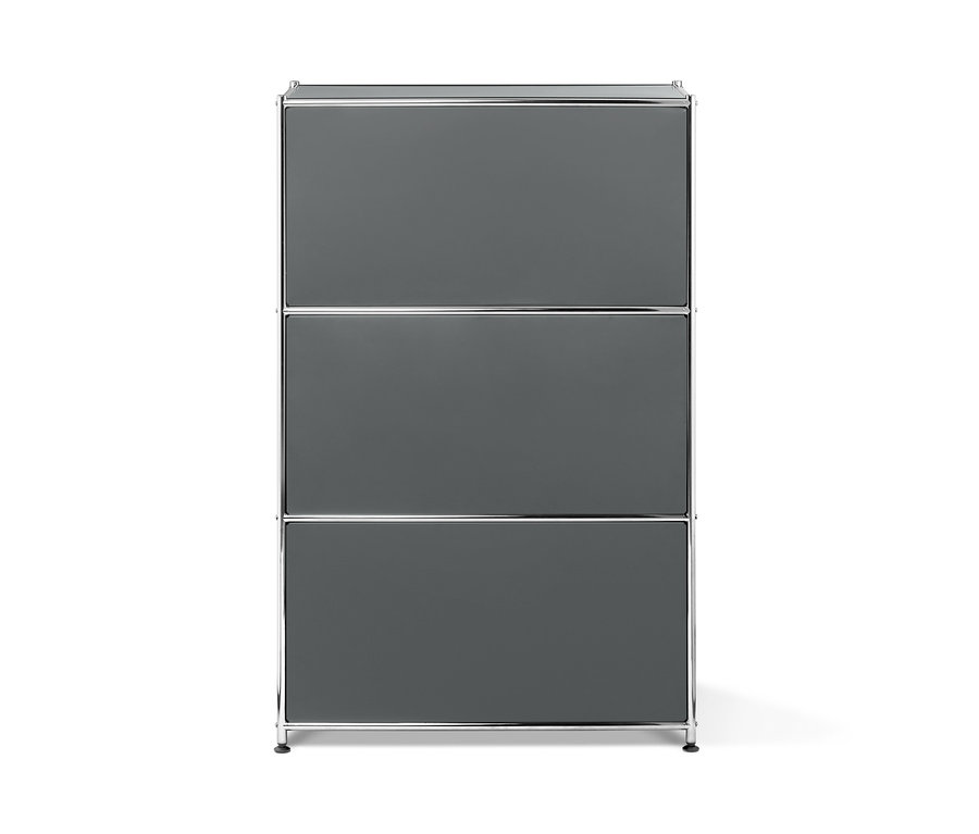 Sivý kovový regál s tromi výklopnými priehradkami.