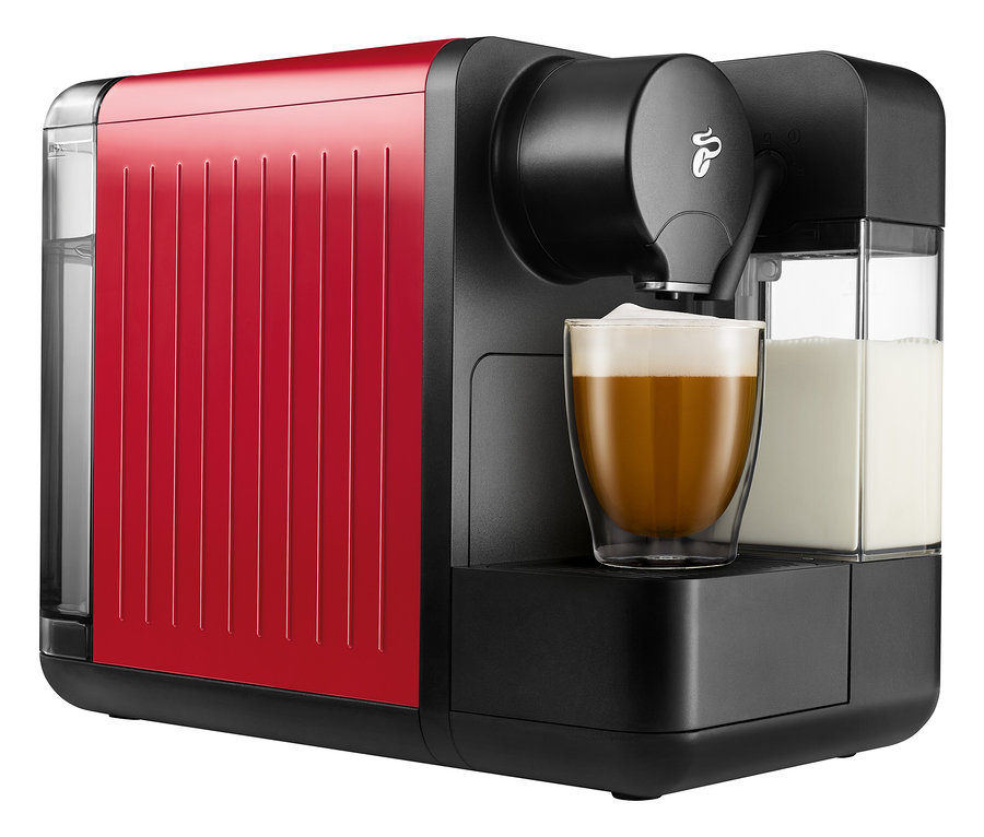 Kávovar Cafissimo milk, červený, plní kávu do sklenice.