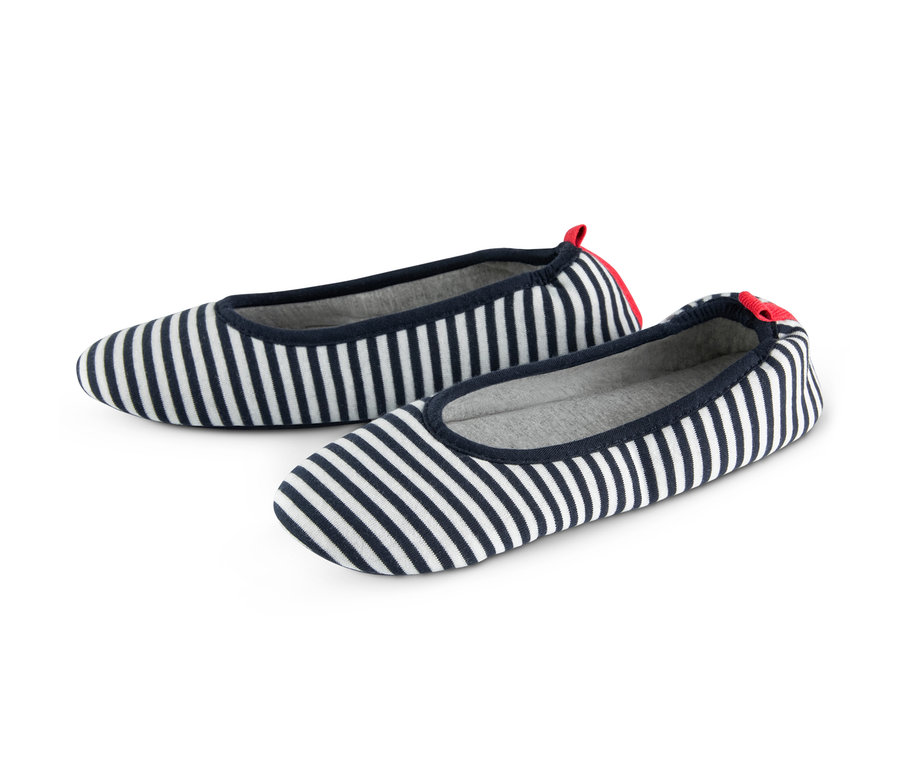 Dve domáce baleríny s modrými a bielymi pruhmi.