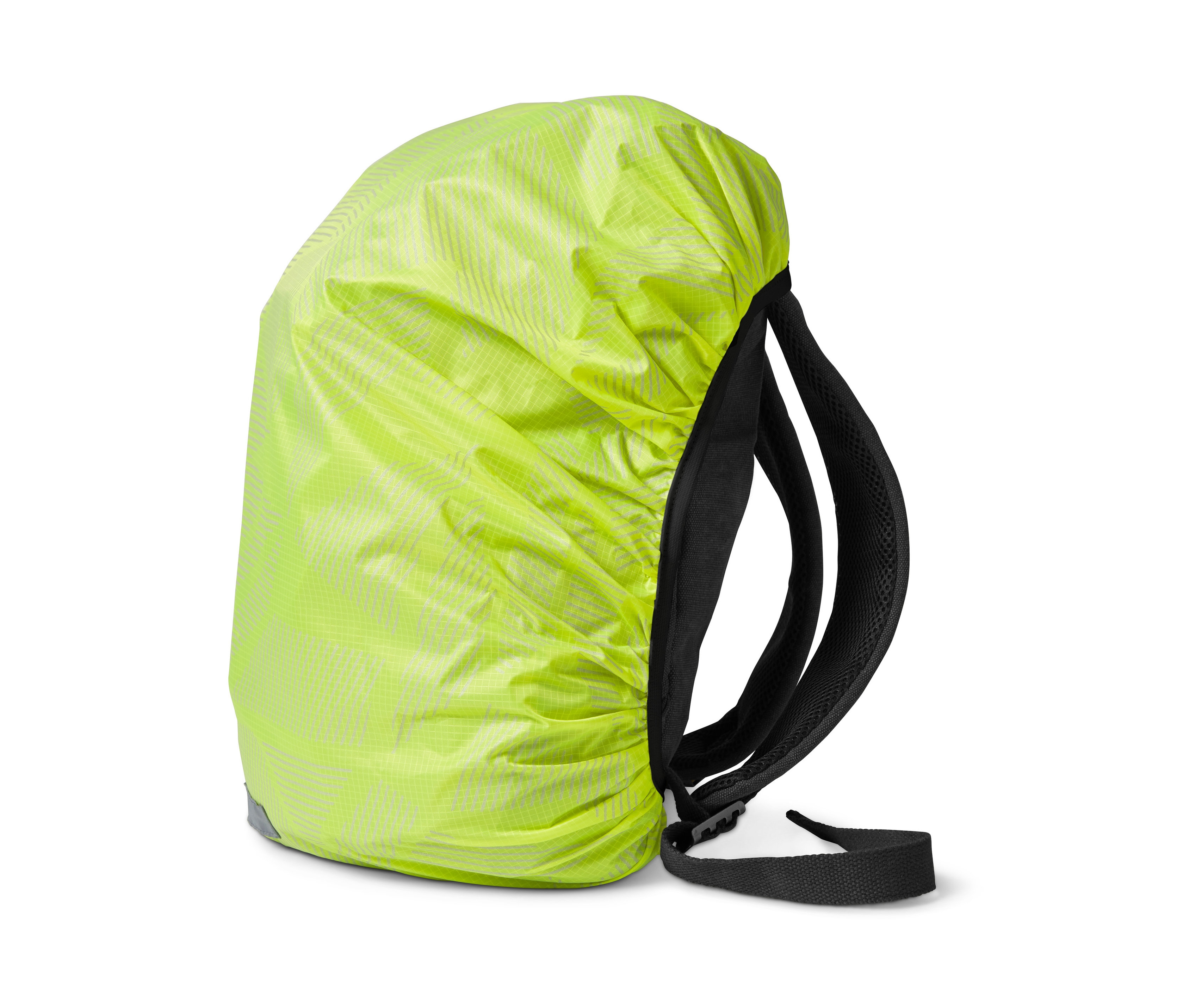 Nepremokavý návlek na ruksak zakrýva ruksak, sú vidieť čierne popruhy.