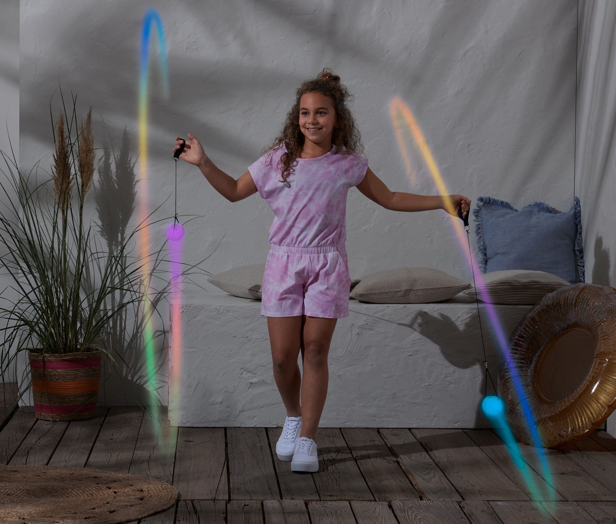 Dievča točí párom LED poi.