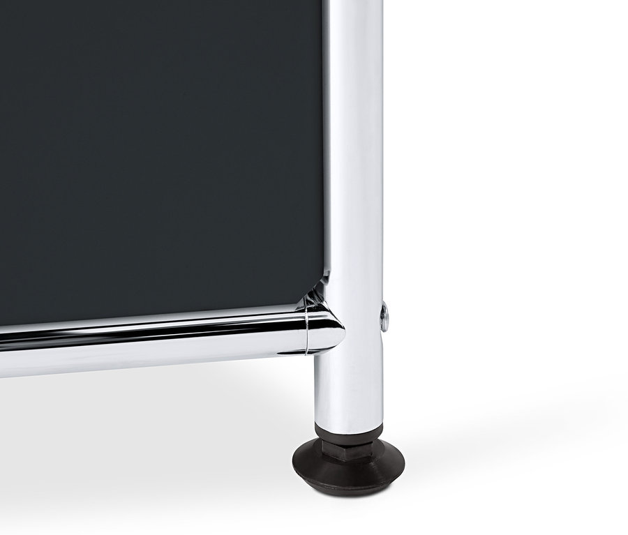 Detail čiernej kovovej vysokej skrinky »CN3« so 4 výklopnými priehradkami.