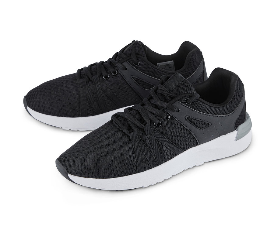 Dve topánky sneaker na bielom pozadí.