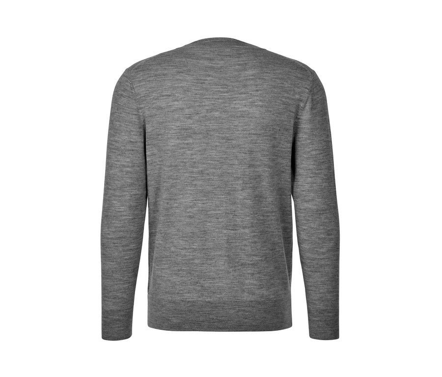 Detail sivého kardigánu z merino vlny.