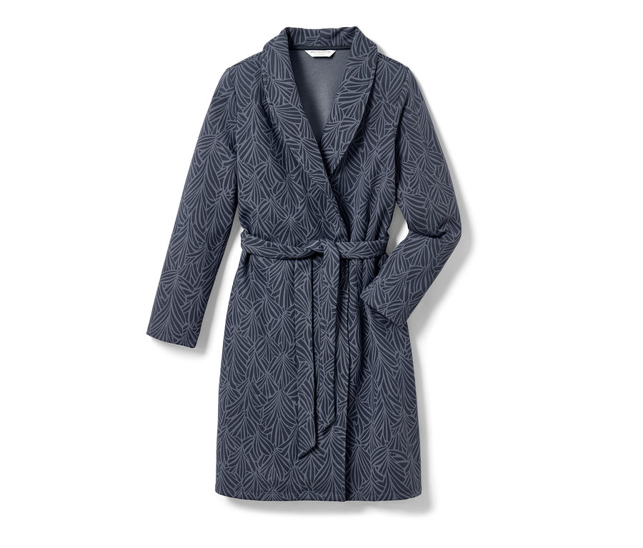 Modrý župan s listovým vzorom.