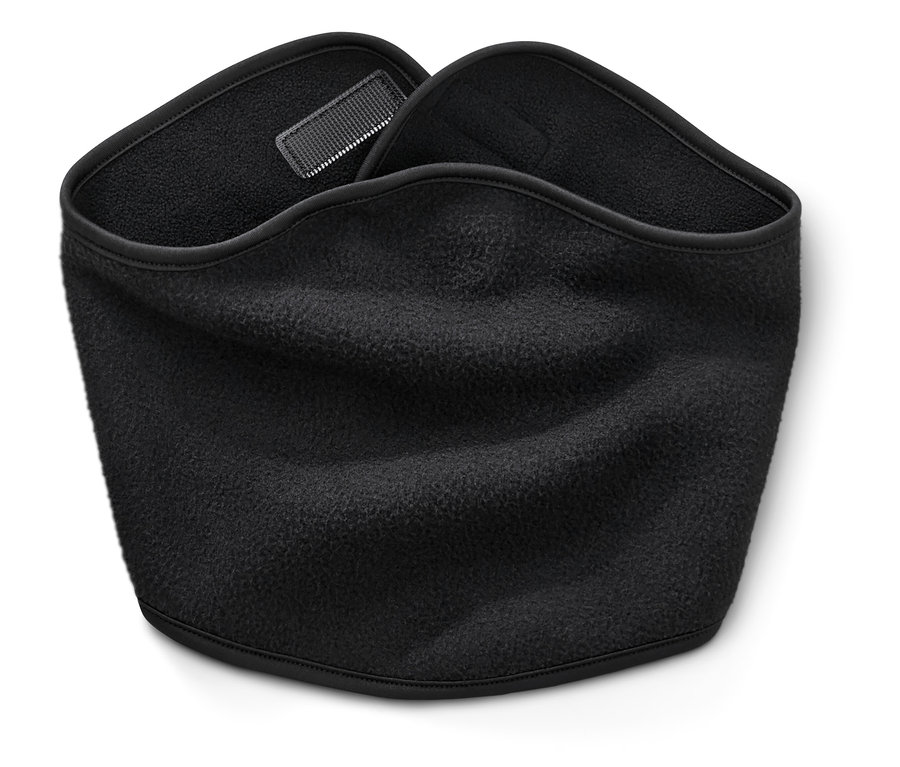 Čierny flaušový nákrčník.