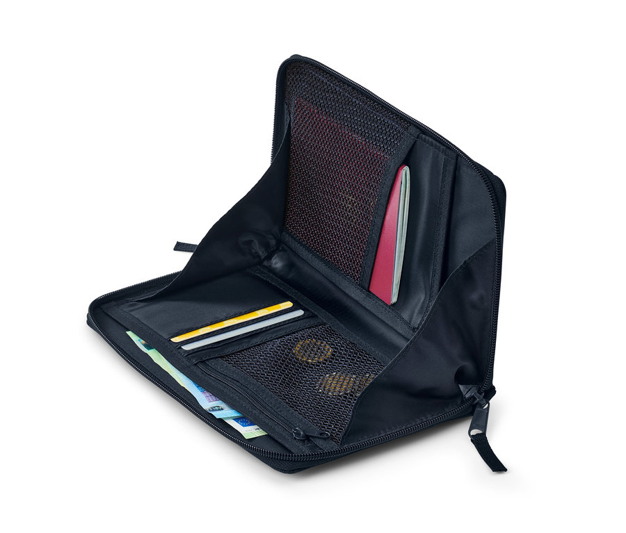 Otvorené čierne puzdro na doklady s pasom, kartami, mincami a bankovkami.