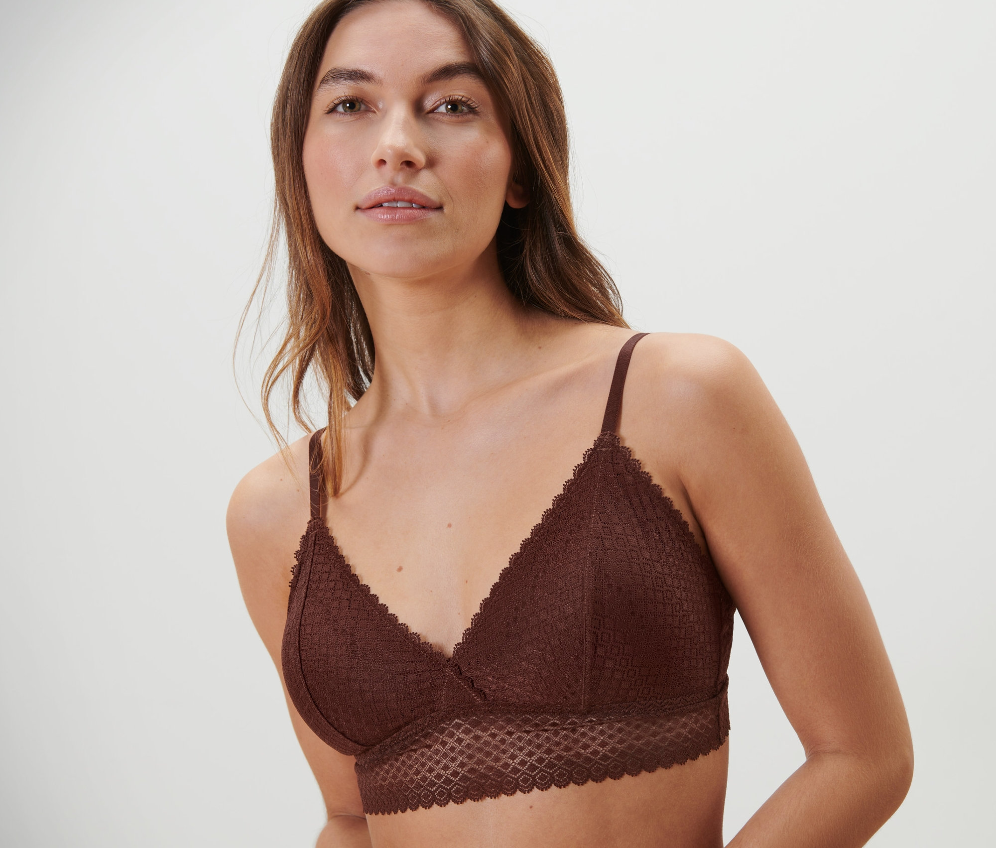 Žena má na sebe čipkovanú podprsenku.