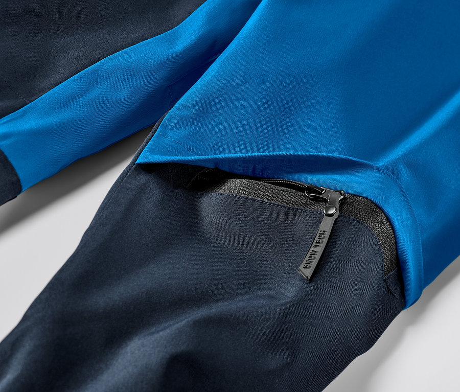 Detail modrej lyžiarskej bundy so zipsom