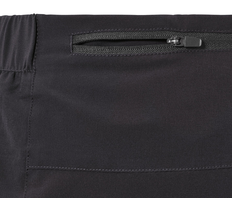 Detailný záber na čiernu sukňu so šortkami so zipsom.