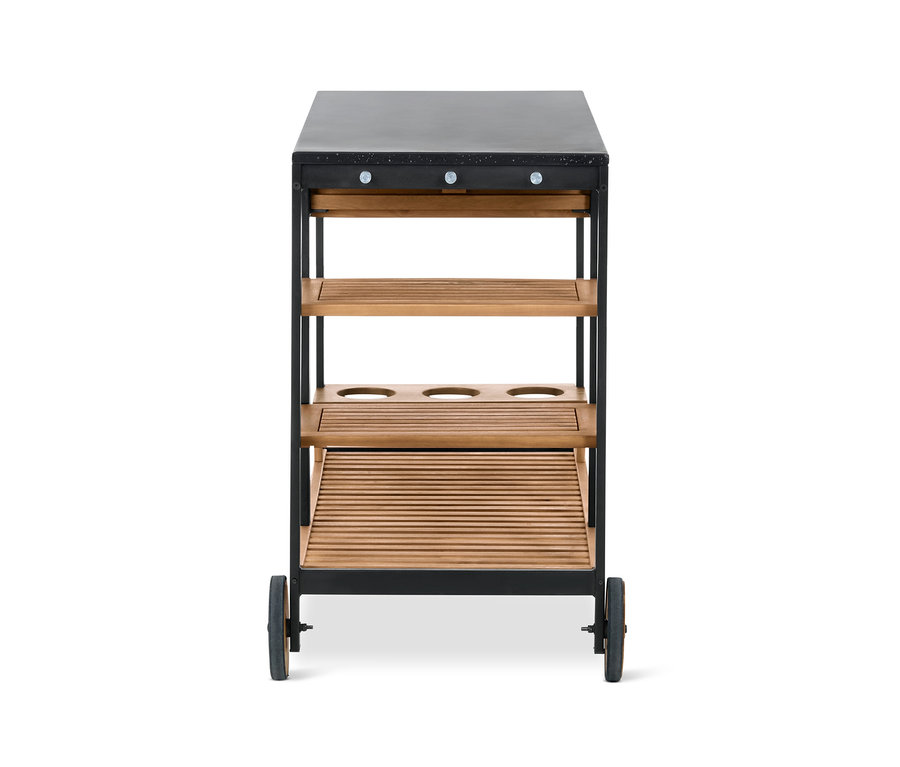Čelný pohľad na grilovací vozík »Elin« so zásuvkou a s betónovou pracovnou doskou, s drevenými policami a čiernym rámom.