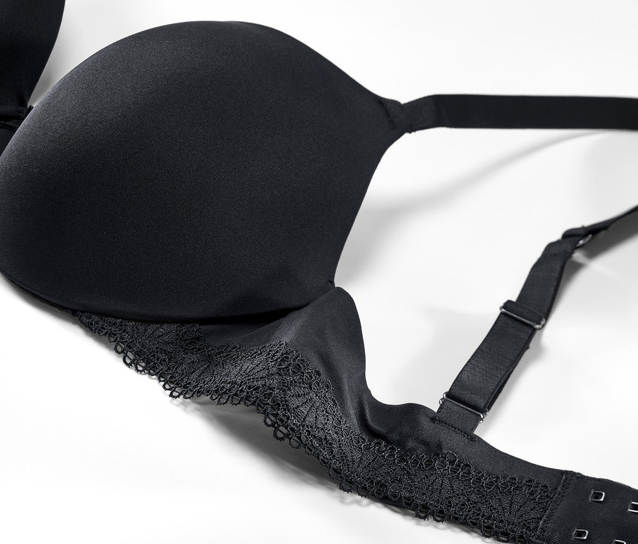 Čierna podprsenka pod tričko s čipkou na bielom pozadí.