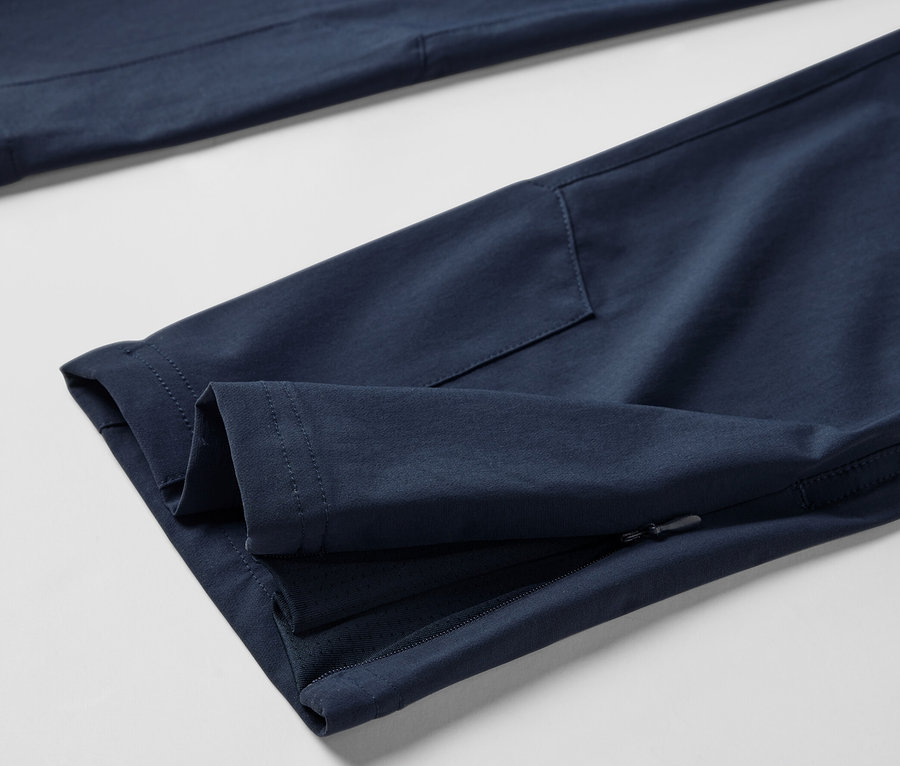 Detailný záber na turistické nohavice.