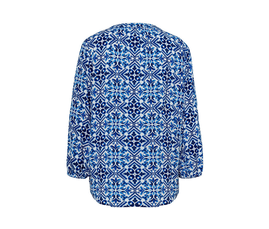 Modrá tuniková blúzka s potlačou.