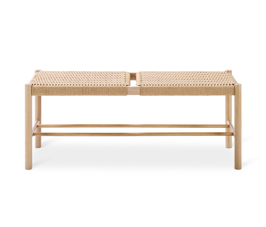 Drevená lavica s pleteným sedadlom.