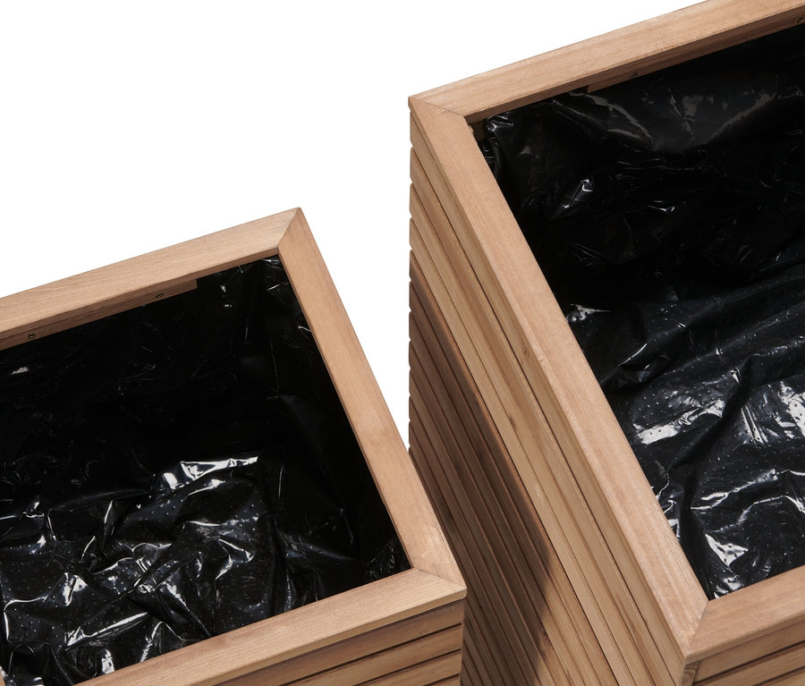 Dva prázdne stĺpovité kvetináče »Tinus« s čiernou vnútornou vložkou.