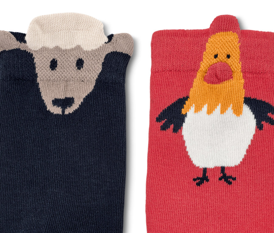 Dva páry detských 3D ponožiek. Jedny tmavomodré s baranom, druhé červené s kohútom.