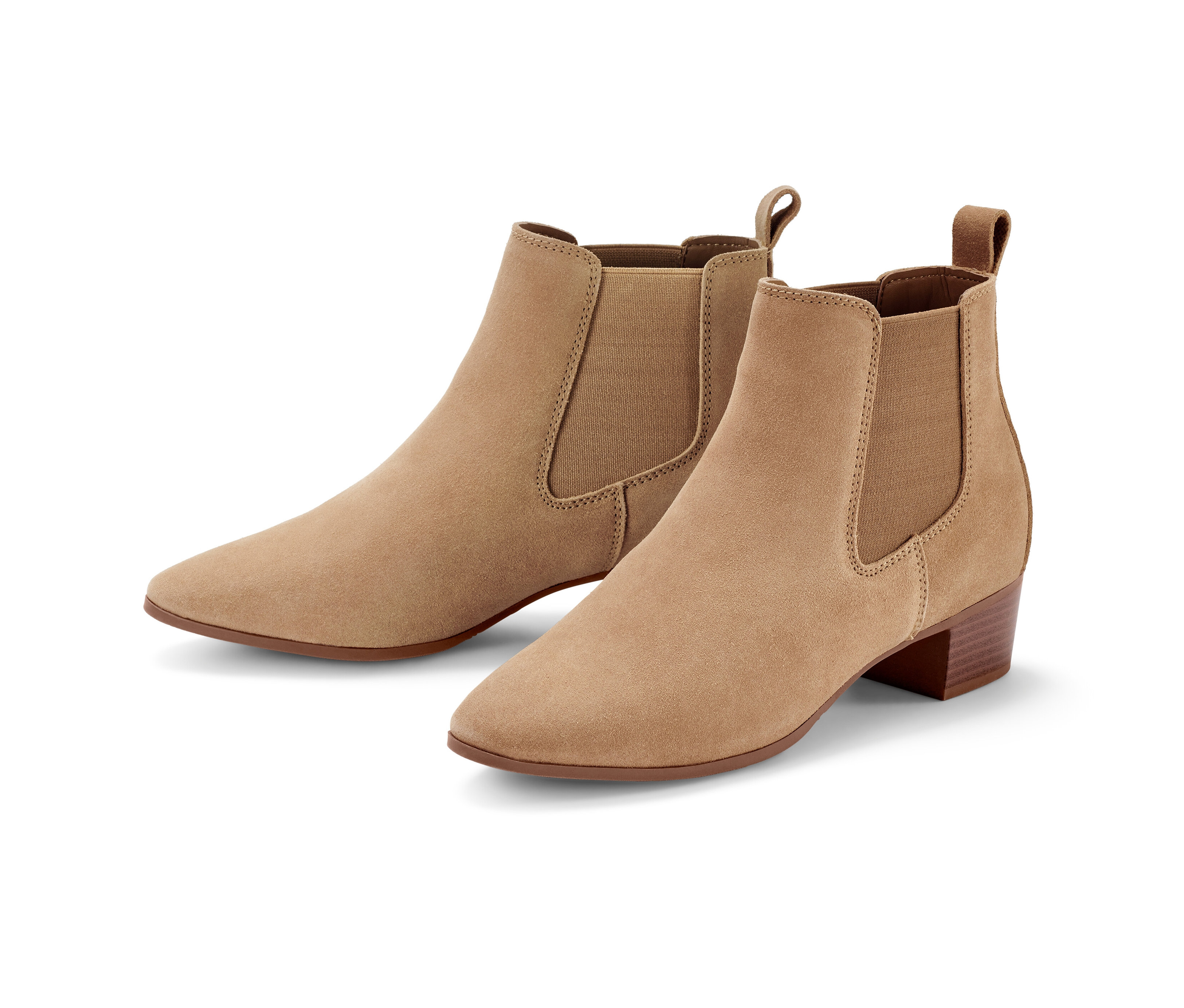 Dve členkové čižmy z velúrovej kože ležia na bielom pozadí.