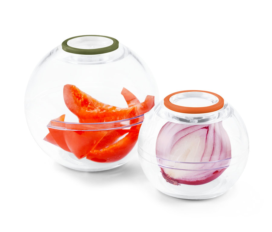 Dve okrúhle priehľadné nádoby na uchovávanie potravín s farebnými viečkami, jedna s nakrájanou paprikou, druhá s cibuľou.