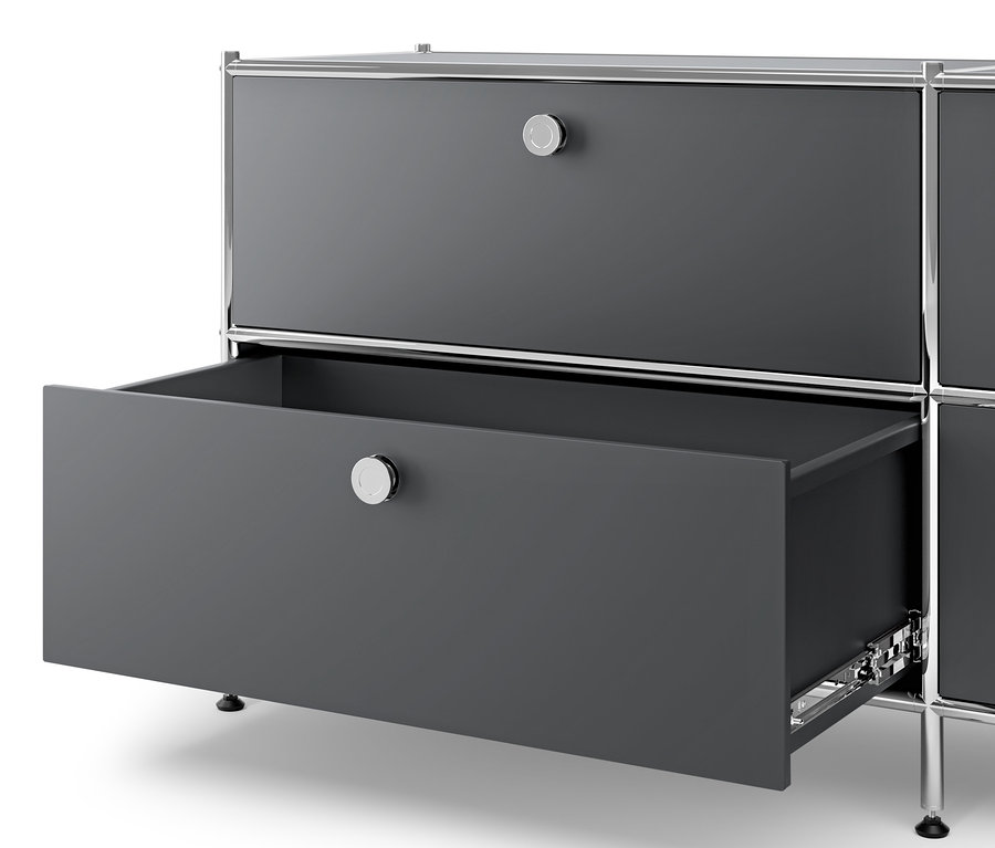 Detail šedej kovovej komody »CN3« s 3 zásuvkami, pričom jedna zásuvka je otvorená.