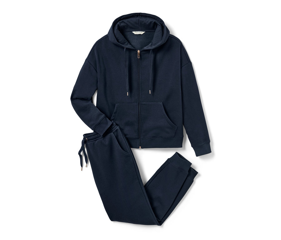 Tmavomodrá domáca súprava s kapucňou na zips a zodpovedajúcimi teplákmi.