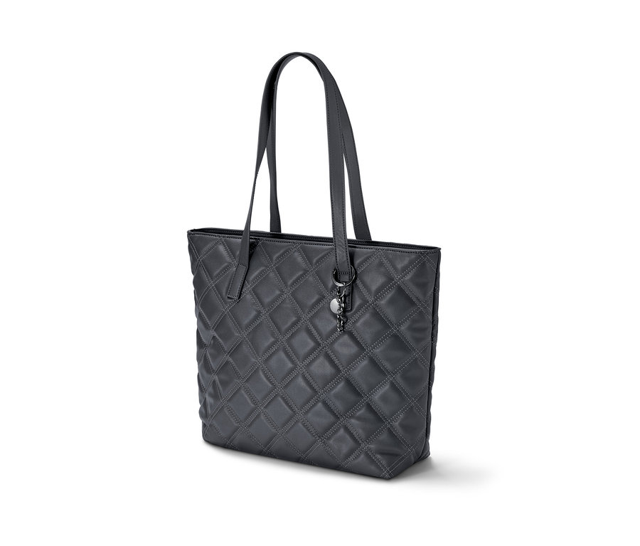 Čierna kabelka typu shopper s prešívaným vzorom.