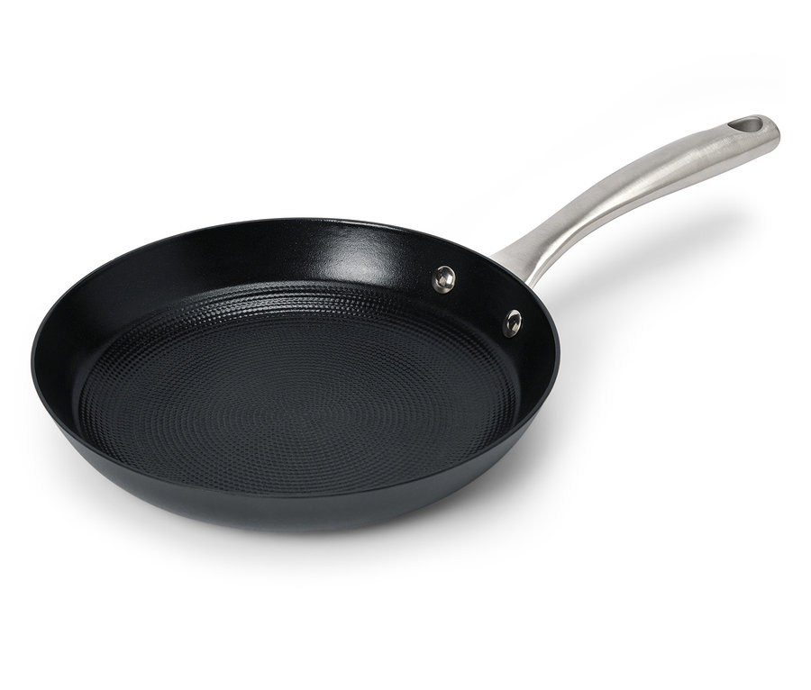 Čierna panvica s textúrovaným povrchom a striebornou rukoväťou.
