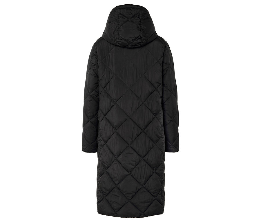 Čierny prešívaný kabát s kapucňou, pohľad zozadu.