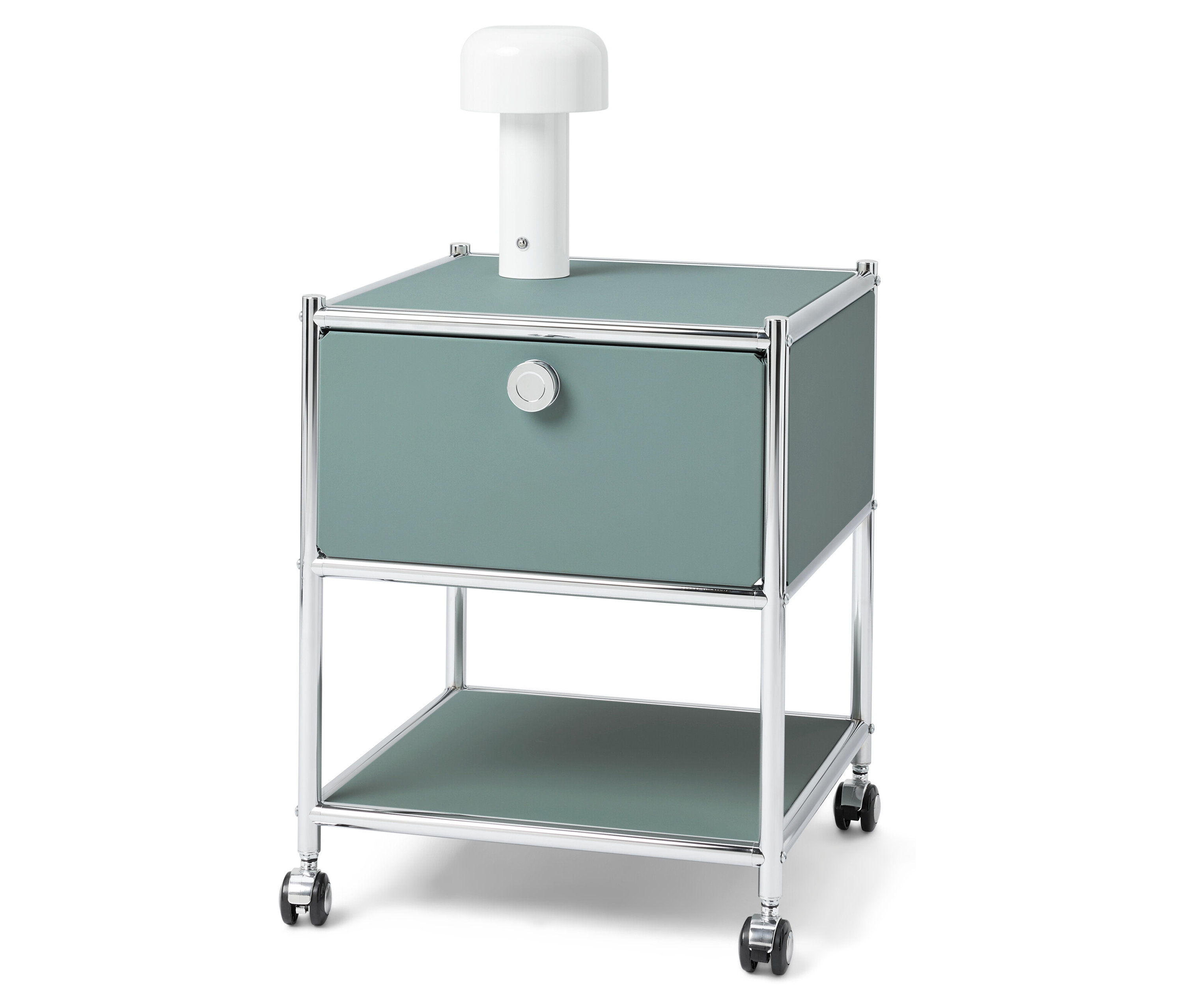 Nočný stolík so zásuvkou a lampou hore.