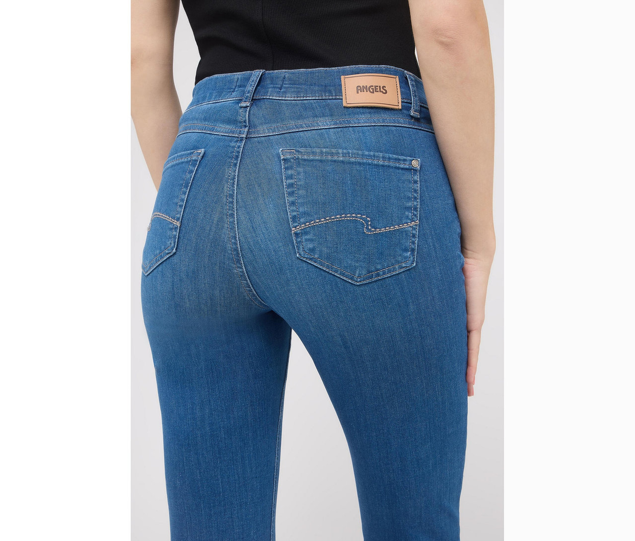 Pohľad zozadu na ženu v džínsoch Angels »Cici« Slim Fit, modré.