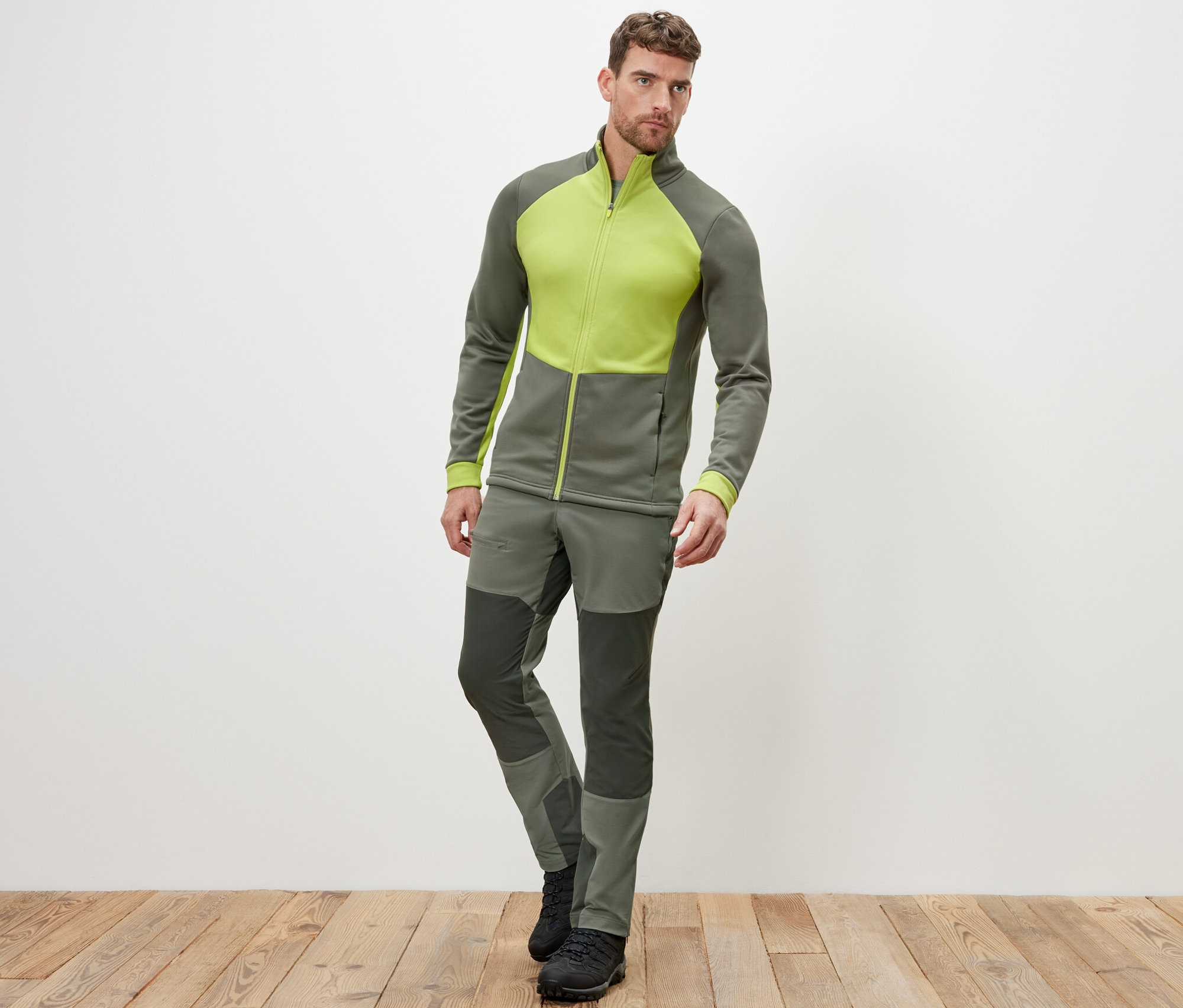 Muž pózuje v termobunde a nohaviciach.