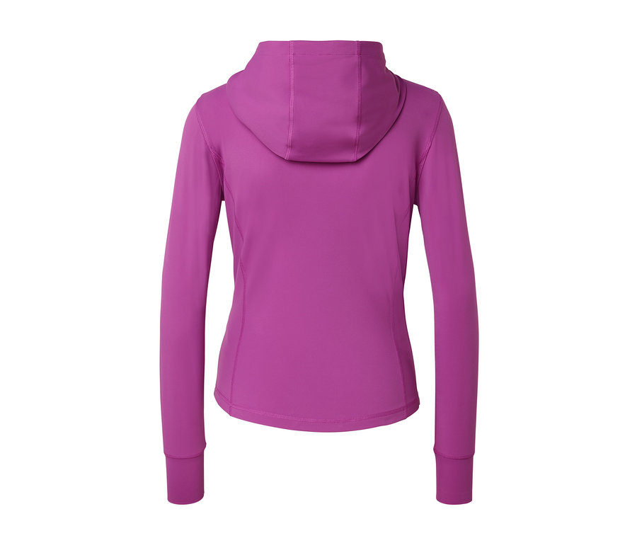 Pohľad zozadu na fialovú športovú bundu.