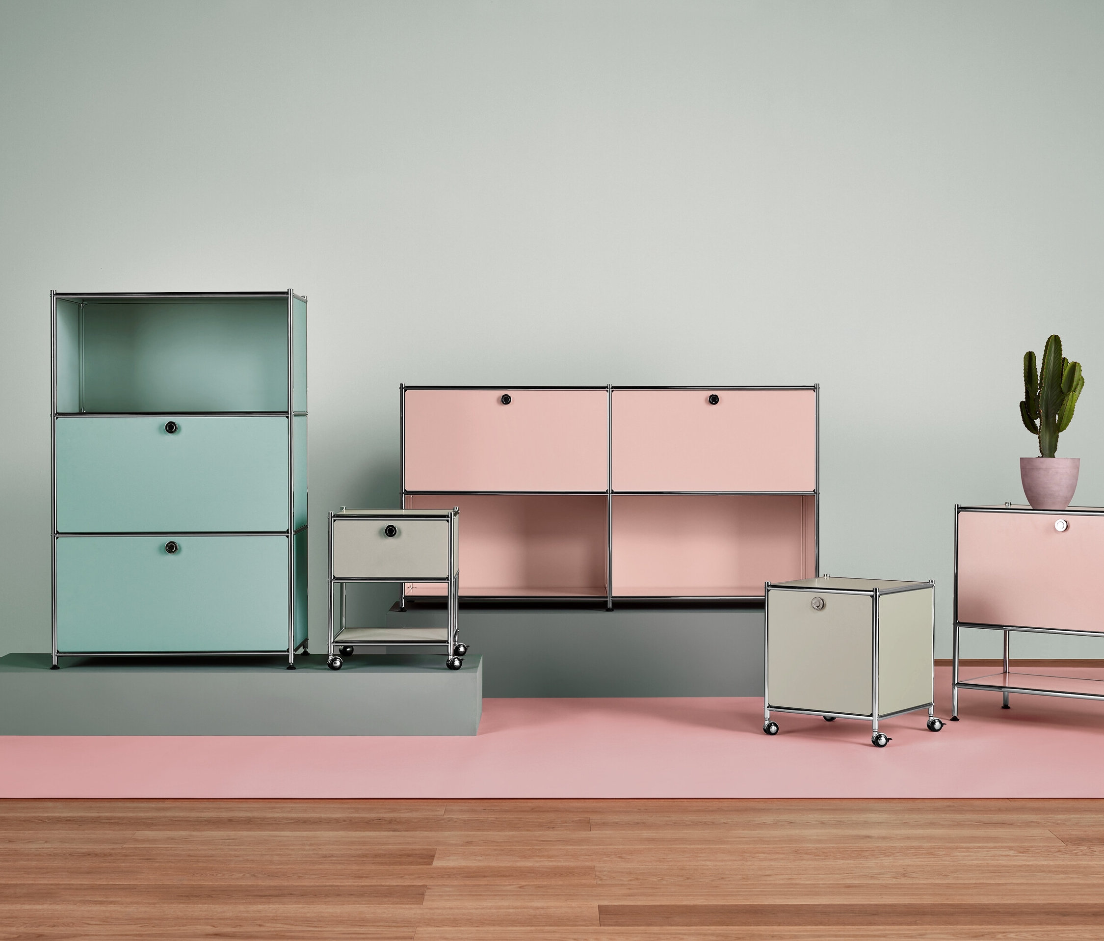 Rôzne kusy nábytku USM Haller v pastelových farbách s kaktusom v kvetináči.