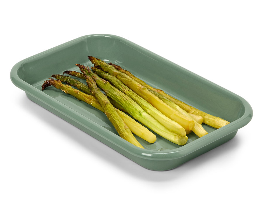 Špargľa v zelenej nádobe.
