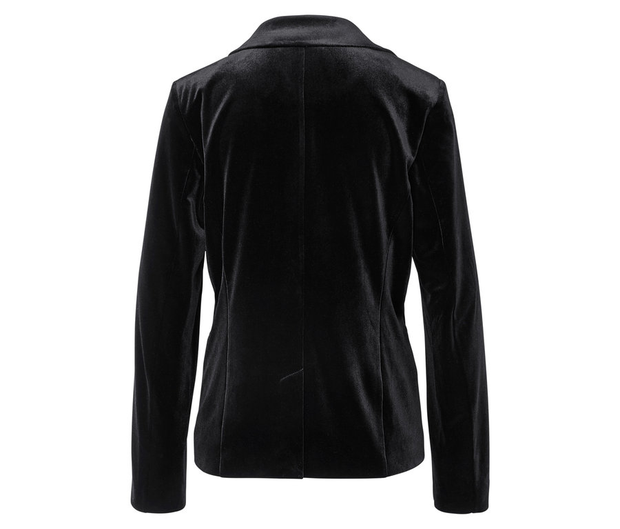 Pohľad zozadu na čierne zamatové sako.