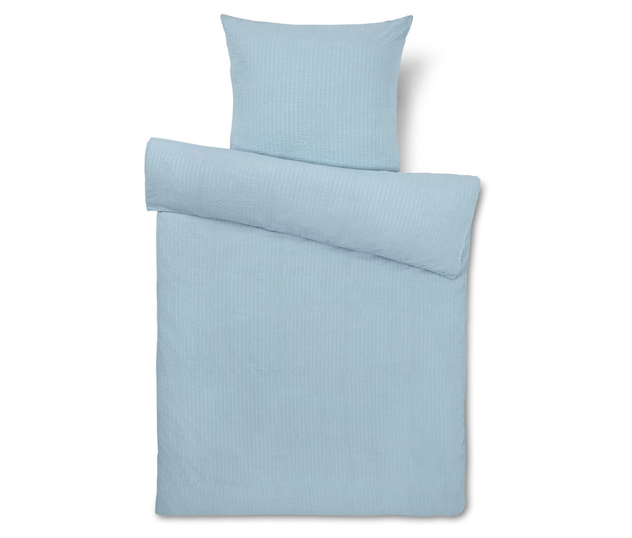 Svetlomodré posteľné obliečky s obliečkou na vankúš a prikrývku.