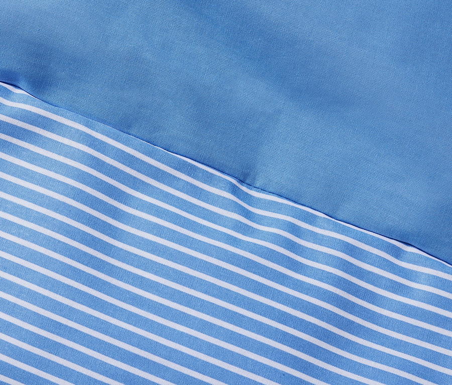 Detail modrej a bielej pruhovanej posteľnej bielizne z renforcé.