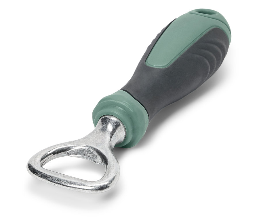 Strieborný otvárač na fľaše so sivozelenou rukoväťou.