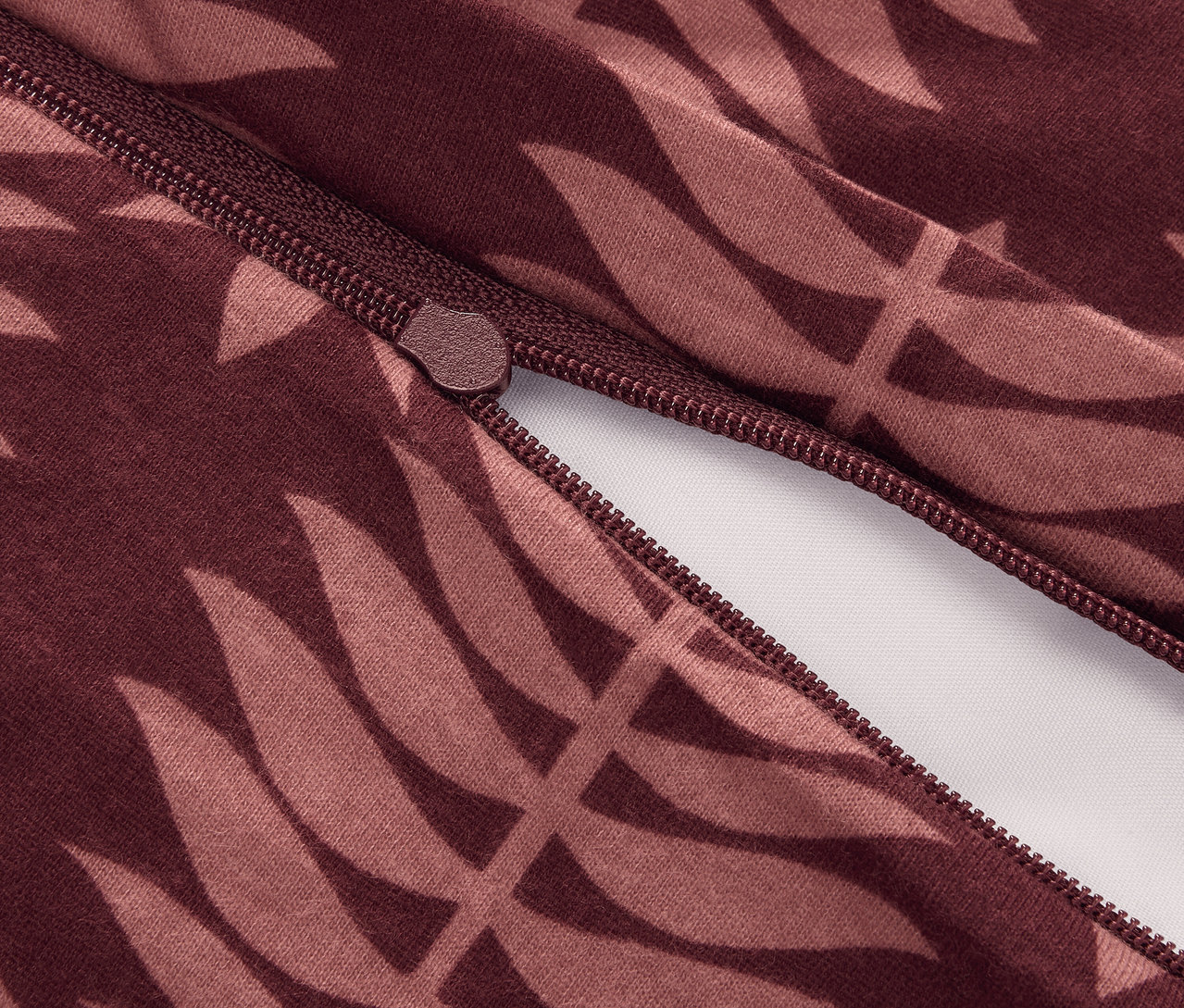 Detailný záber na zips na zimných jerseyových obliečkach s listovým vzorom, štandardná veľkosť.