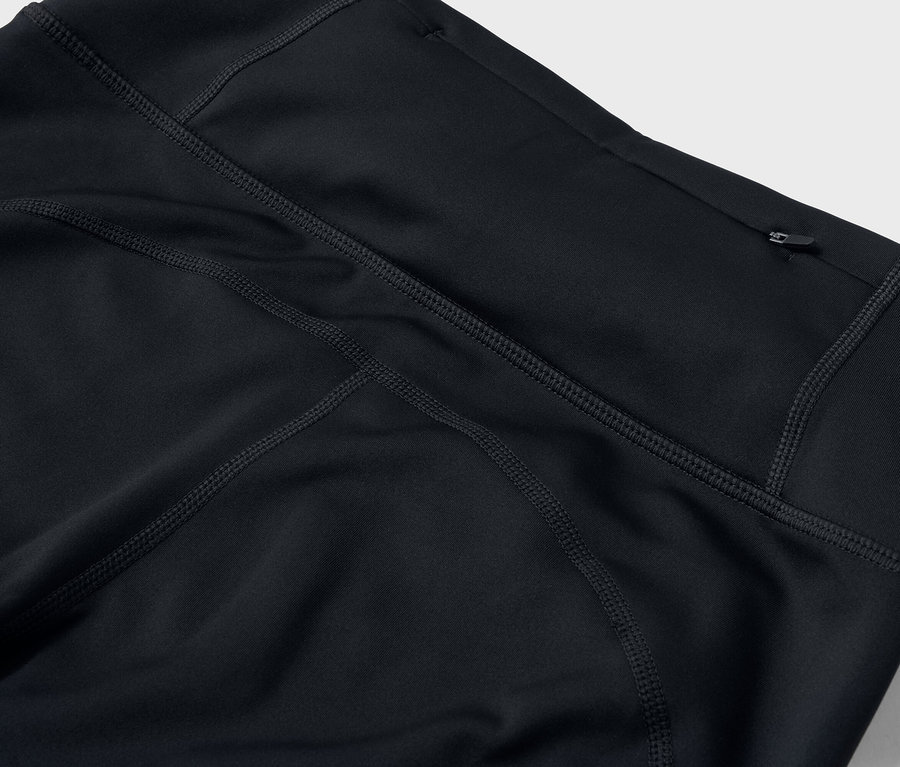 Detail čiernych legín s vreckom v páse.