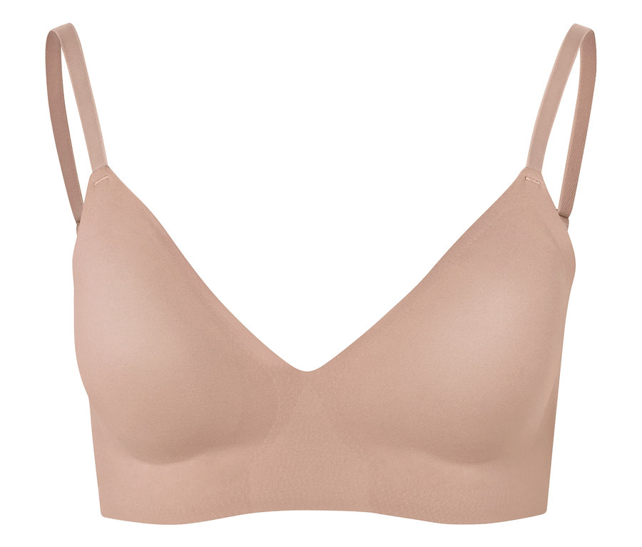 Detail béžovej podprsenky s tenkými ramienkami na bielom pozadí.