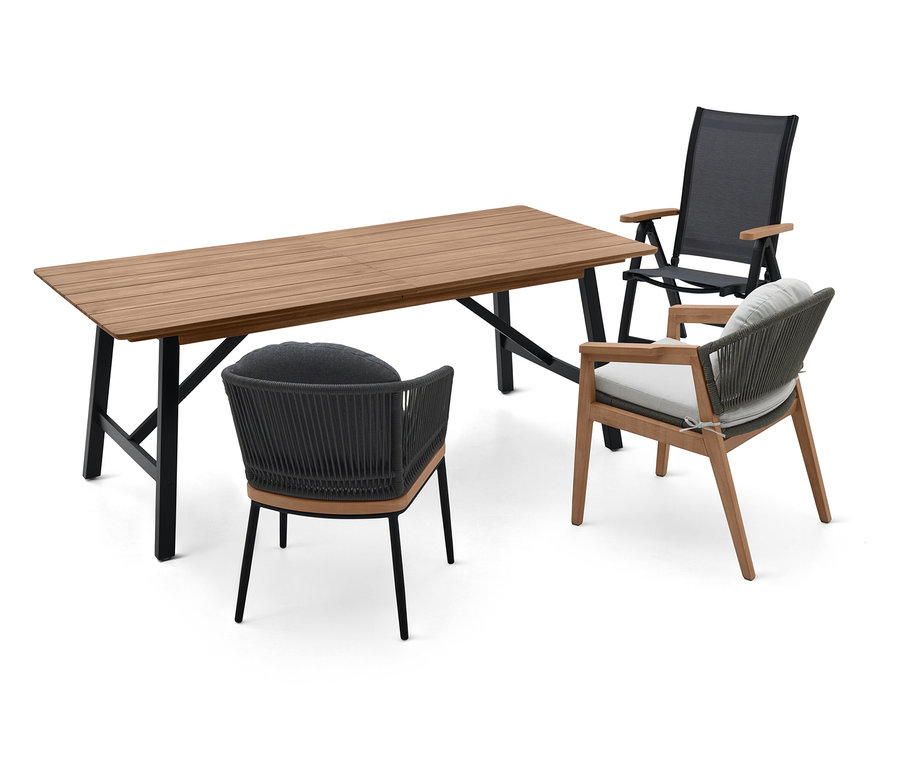 Drevený jedálenský stôl s čiernymi kovovými nohami a tromi stoličkami so sivými vankúšmi.