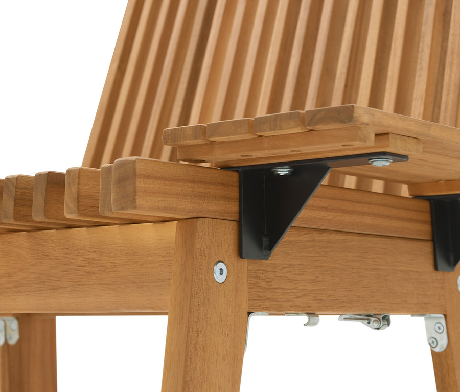 Detailný pohľad na záhradnú stoličku zo svetlého dreva s čiernymi kovovými spojmi.